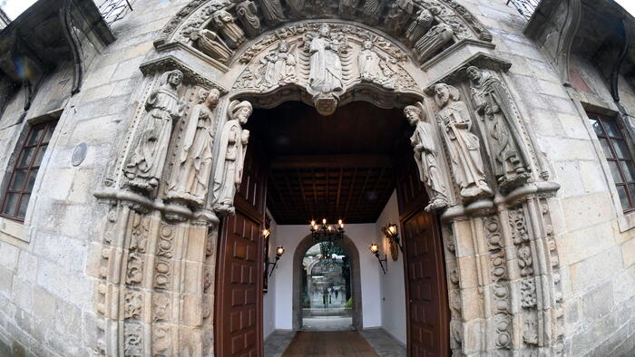 Portada da Reitoría da USC. Foto: Santi Alvite