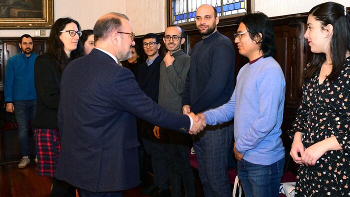 Imaxe de arquivo do reitor Antonio López mentres saúda estudantado que se beneficiou das axudas dos programas de cooperación internacional que ten en marcha a USC. FOTO: Santi Alvite