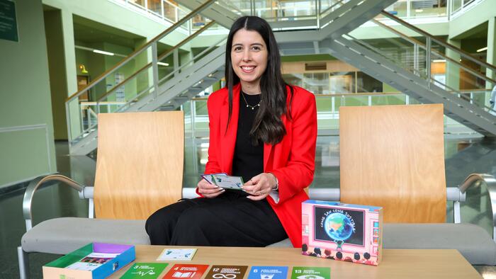 Cristina Cambeses co xogo Come San...Come Sostible, produto da investigación. Foto: CRETUS