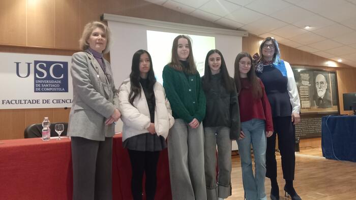 A decana de Ciencias e a directora da UNED en Lugo, xunto ás estudantes premiadas