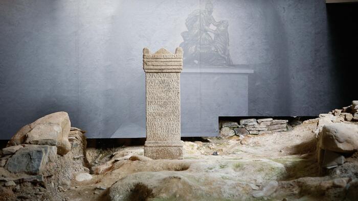 Ara romana na Domus do Mitreo
