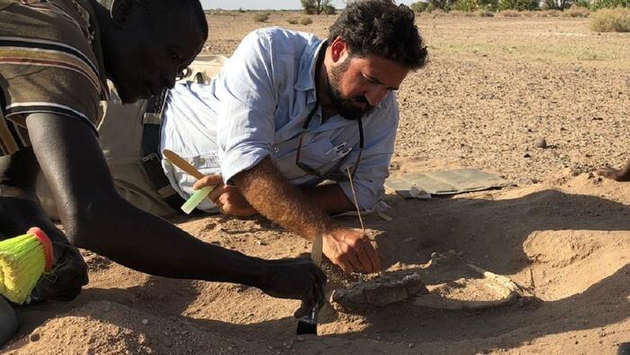 Edgard Camarós excavando restos esqueléticos en Turkana, Kenia. Foto: Lucía Nadal