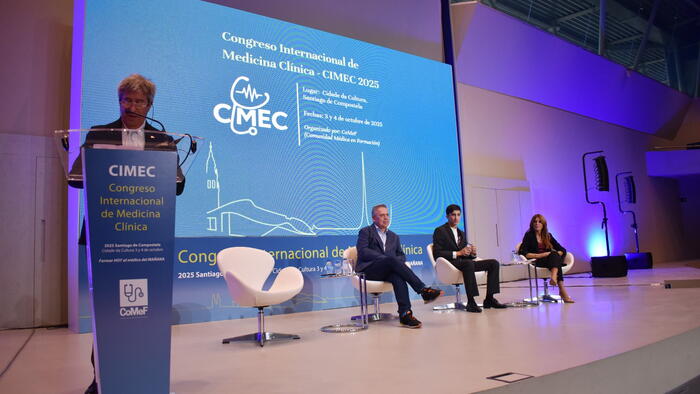 O decano de medicina intervindo na apertura en presenza do conselleiro, a directora da Funadción Idis e o presidente do comité organizador O decano de medicina intervindo na apertura en presenza do conselleiro, a directora da Funadción Idis e o presidente do comité organizador