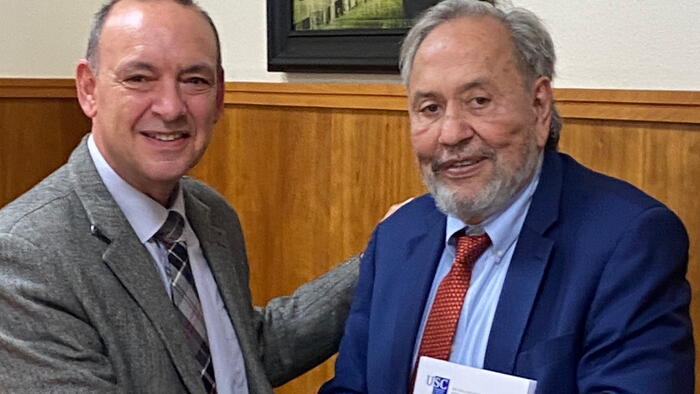 O doutor Lizcano co profesor Agís Villaverde en Filosofía