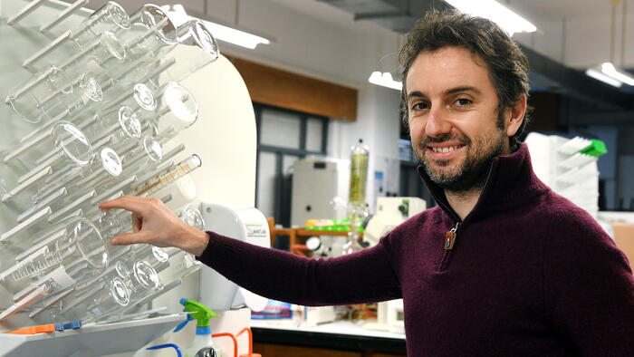 Álvaro Goyanes pertence ao departamento de Farmacoloxía, Farmacia e Tecnoloxía Farmacéutica e está vinculado ao Instituto de Materiais da USC. FOTO: Santi Alvite