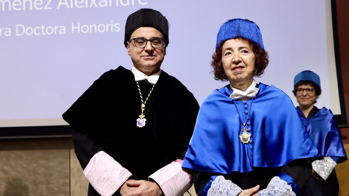 A nova doutora honoris causa co reitor da Universidade de Almeria. Foto: Universidade de Almería