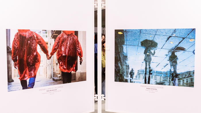 Paneis nos que se expoñen as fotografías gañadoras dos premios Carlos Valcárcel e Eduardo Ochoa. FOTO: Marcos López