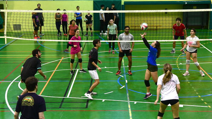 Imaxe de arquivo de estudantado practicando voleibol. FOTO: Santi Alvite