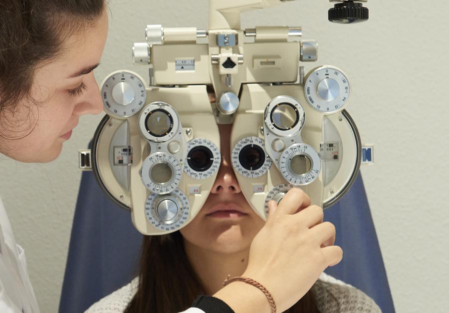 Estudante de óptica e optometría Estudante de óptica e optometría