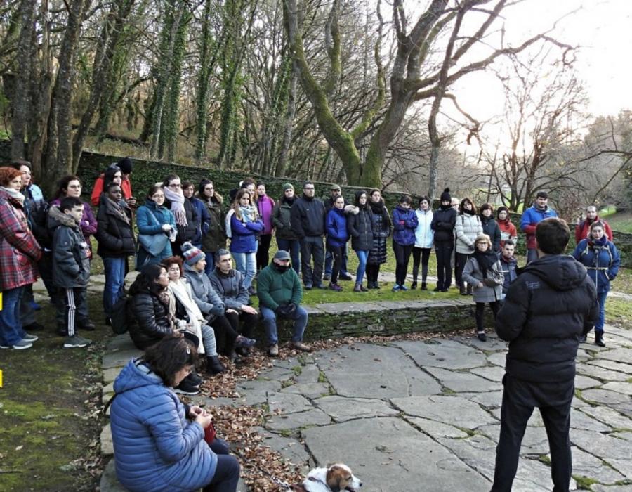 Persoas reunidas no Parque Rosalía de Castro de Lugo, antes dun roteiro Persoas reunidas no Parque Rosalía de Castro de Lugo, antes dun roteiro
