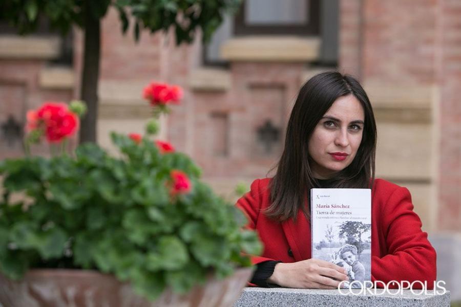 María Sánchez, coa obra 'Tierra de Mujeres' María Sánchez, coa obra 'Tierra de Mujeres'