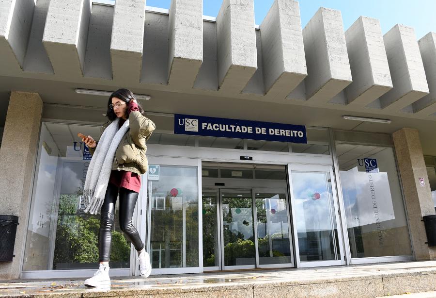 A sesión celebrarase na Facultade de Dereito. Foto: Foto Santi Alvite Exterior da Facultade de Dereito. Foto: Santi Alvite