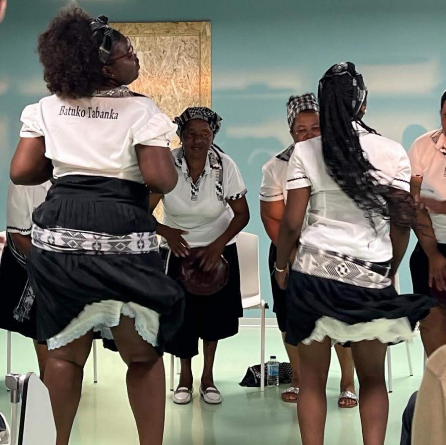 Mulleres do grupo Batuko Tabanka de música tradicional de Cabo Verde Mulleres caboverdianas bailando