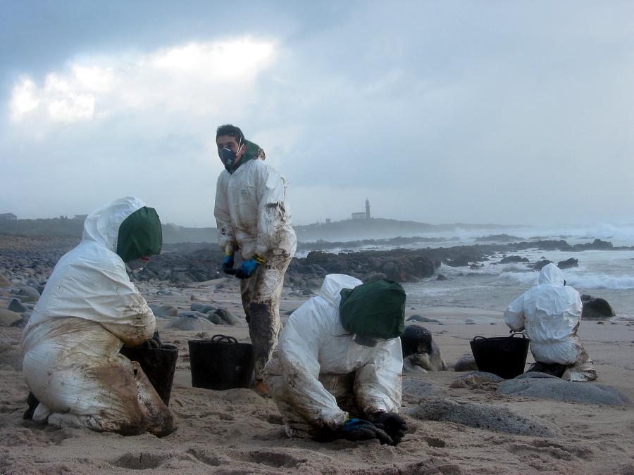 Recollida de chapapote nunha praia galega. Foto: Stéphane M. Grueso Recollida de chapapote nunha praia galega. Foto: Stéphane M. Grueso