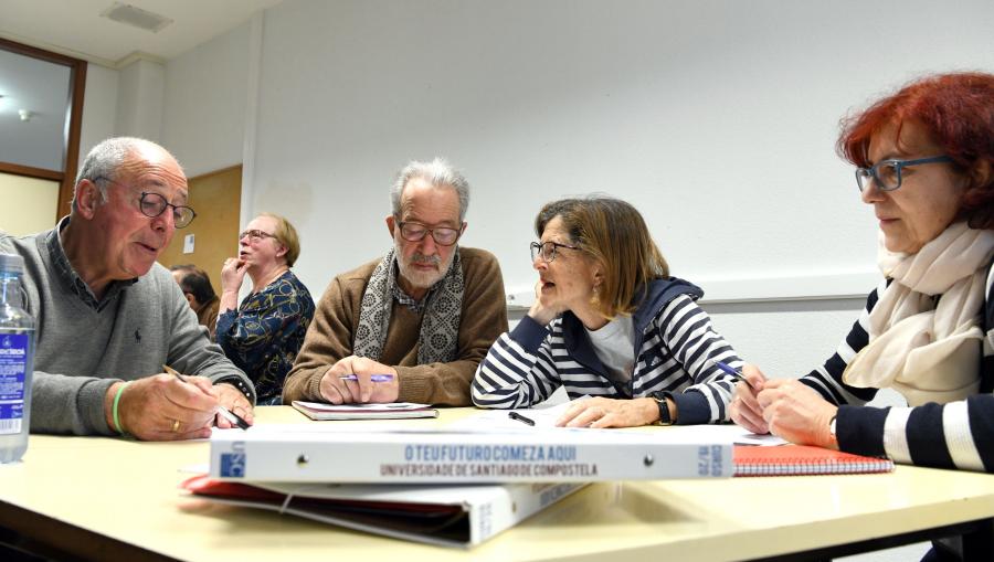 O IV Ciclo Universitario é unha oferta educativa da Universidade específica para estudantado maior de 50 anos. Foto: Santi Alvite O IV Ciclo Universitario é unha oferta educativa da Universidade específica para estudantado maior de 50 anos. Foto: Santi Alvite
