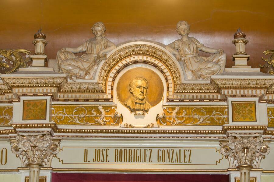 Relevo coa imaxe de José Rodríguez González no Paraninfo da USC Relevo coa imaxe de José Rodríguez González no Paraninfo da USC