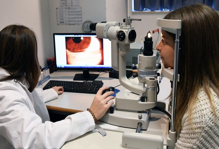 Sesión de prácticas en óptica e optometría. Foto: Santi Alvite Sesión de prácticas en óptica e optometría. Foto: Santi Alvite