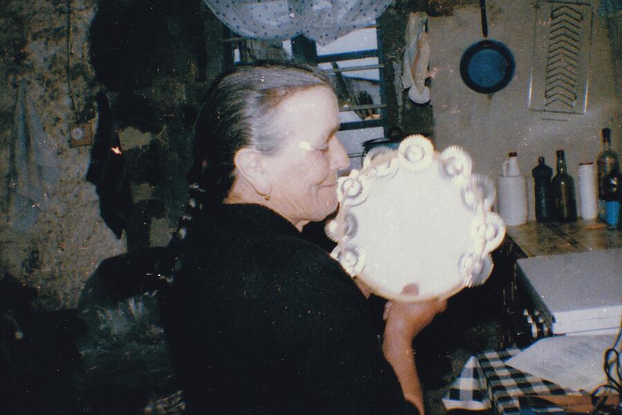 Adolfina Casás Rama fotografada pola musicóloga suíza Dorothé Schubarth na Vila da Igrexa Cerceda. Fonte: Schubarth-Santamarina. Arquivo do Patrimonio Oral da Identidade (APOI) do Museo do Pobo Galego Adolfina Casás Rama fotografada pola musicóloga suíza Dorothé Schubarth na Vila da Igrexa Cerceda. Fonte: Schubarth-Santamarina. Arquivo do Patrimonio Oral da Identidade (APOI) do Museo do Pobo Galego