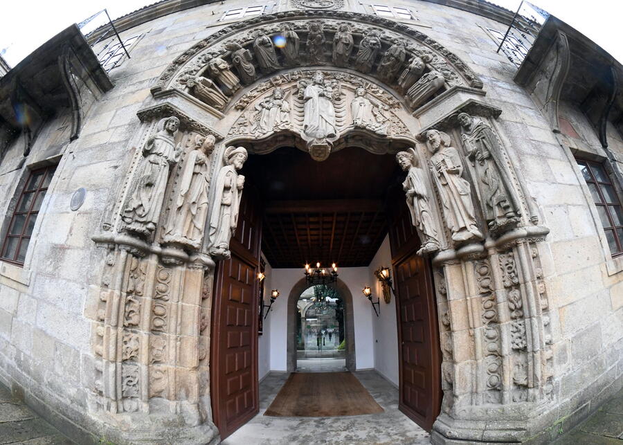 Portada da Reitoría da USC. Foto: Santi Alvite