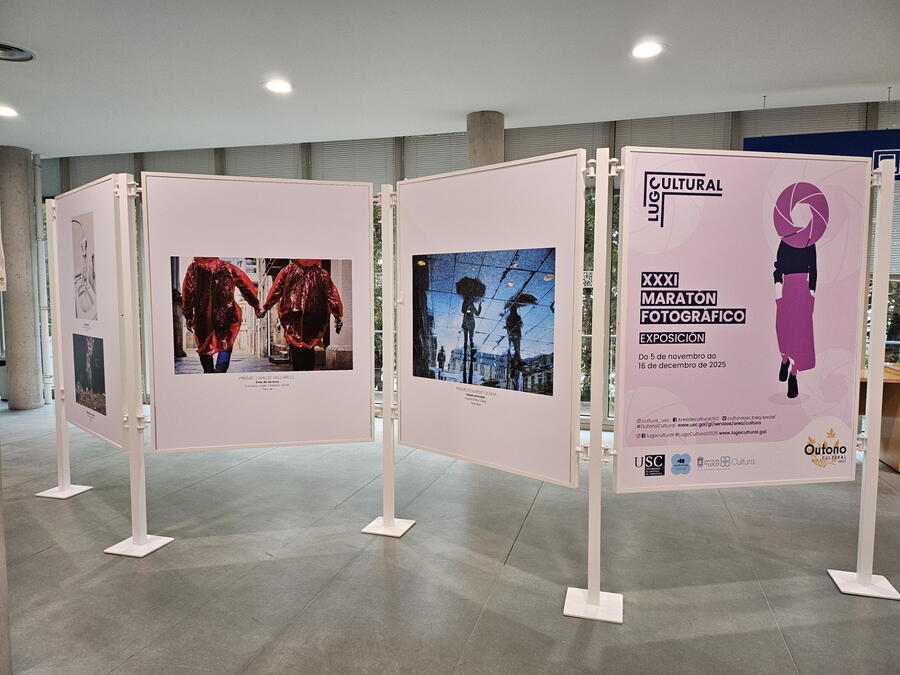 O vestíbulo da Biblioteca Intercentros gorece algunhas das obras seleccionadas do certame de fotografía "XXXI Maratón fotográfico da USC" 