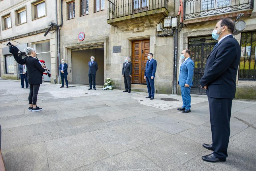 A Real Academia Galega homenaxeou a Ricardo Carvalho Calero ao pé da súa casa en Santiago de Compostela. No acto tomou parte o reitor Antonio López. FOTO: RAG A Real Academia Galega homenaxeou a Ricardo Carvalho Calero ao pé da súa casa en Santiago de Compostela. No acto tomou parte o reitor Antonio López. FOTO: RAG