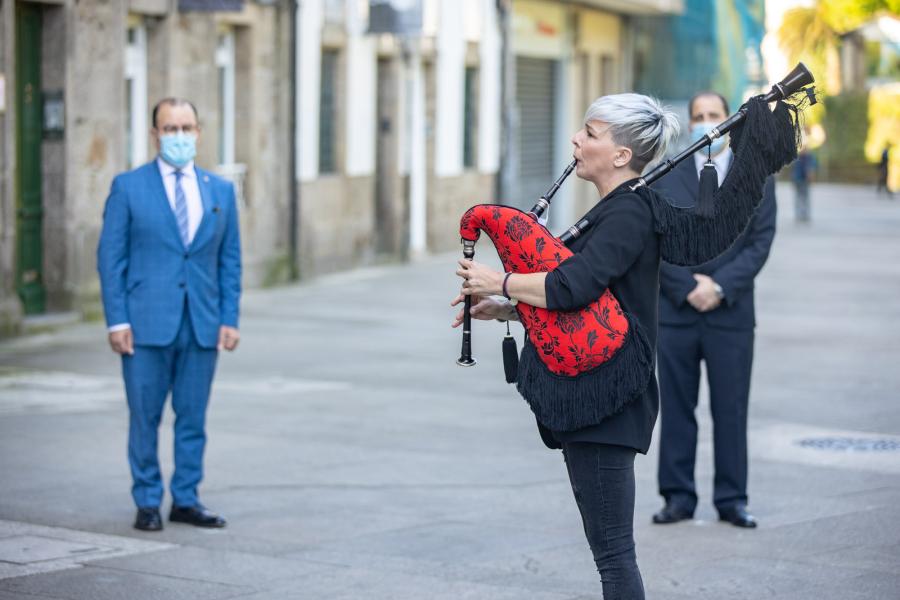 A Real Academia Galega homenaxeou a Ricardo Carvalho Calero ao pé da súa casa en Santiago de Compostela. No acto tomou parte o reitor Antonio López. FOTO: RAG A Real Academia Galega homenaxeou a Ricardo Carvalho Calero ao pé da súa casa en Santiago de Compostela. No acto tomou parte o reitor Antonio López. FOTO: RAG