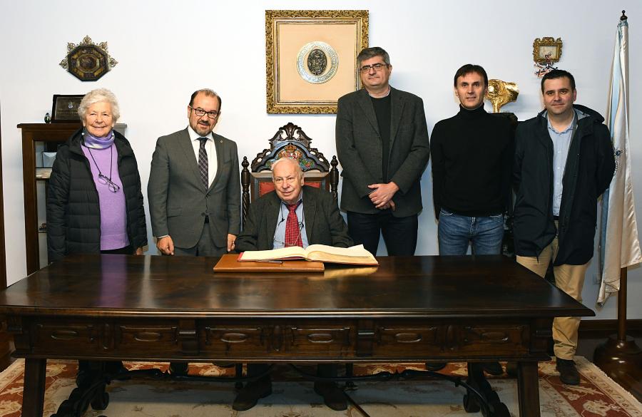 Tomas Lindahl con autoridades en el acto de firma en el libro de honor de la USC