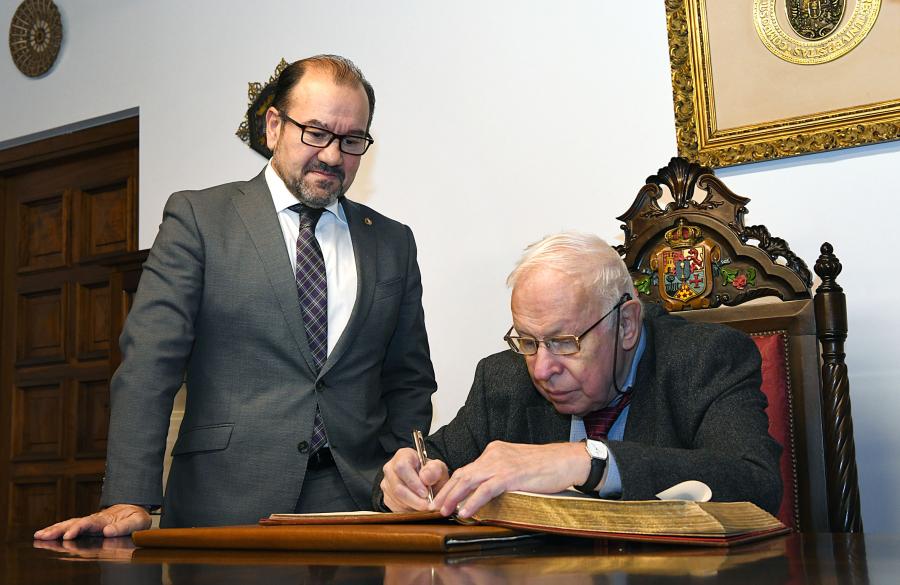 Tomas Lindahl firmando en el libro de honor de la USC