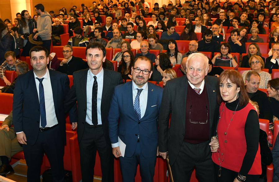 Tomas Lindahl y autoridades antes de la conferencia