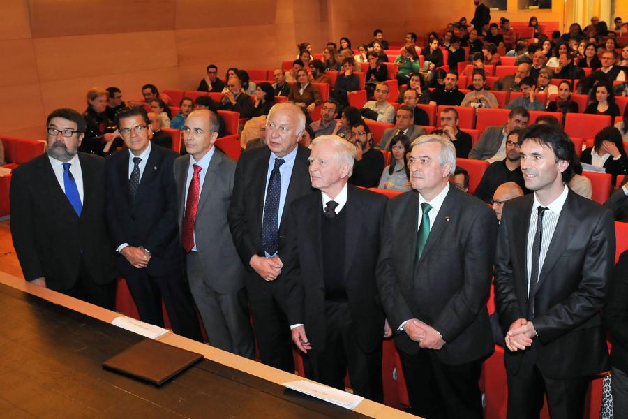 Autoridades y Harald zur Hausen antes de la conferencia