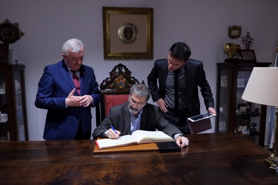 Serge Haroche firmando en el libro de honor de la USC