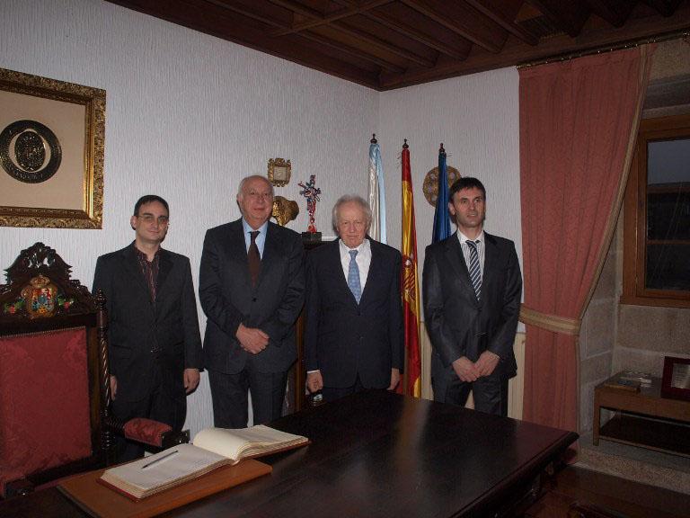 Manuel Vázquez Ramallo, Juan Casares, Sir Anthony James Leggett e Jorge Mira na Reitoría