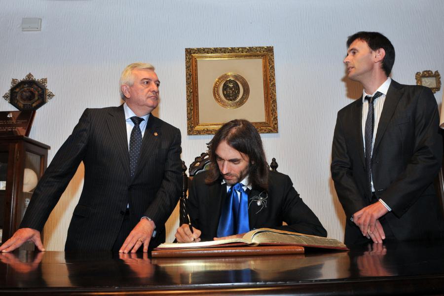 Cédric Villani firmando en el libro de honor de la USC