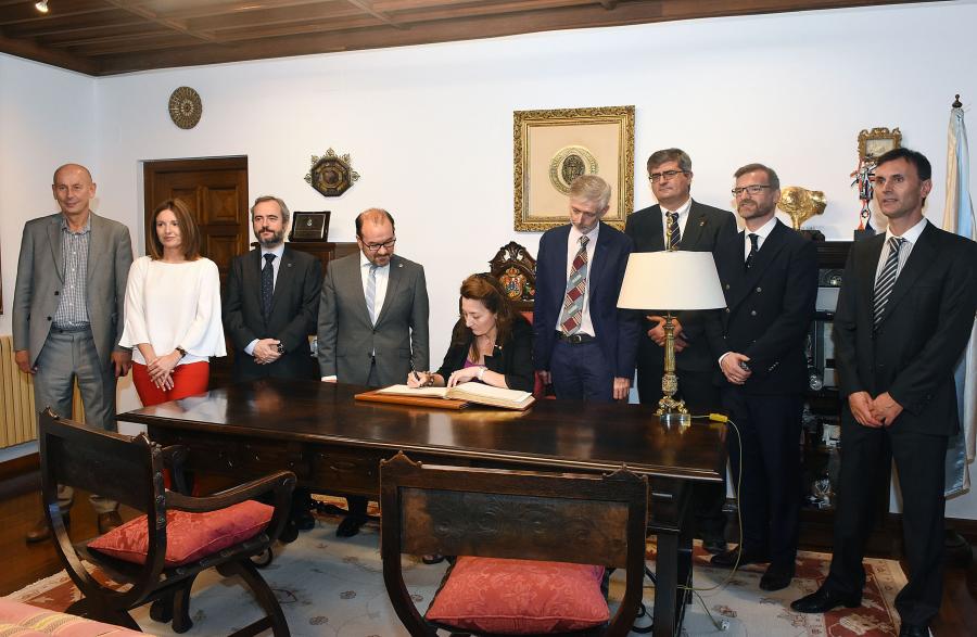 May-Britt Moser con las autoridades, firmando en el libro de honor de la USC