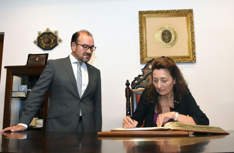 O reitor, Antonio López, e May-Britt Moser asinando no libro de honra da USC