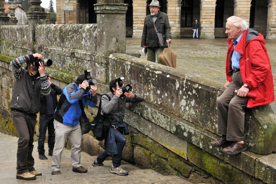 Sir Anthony James Leggett posando para os medios