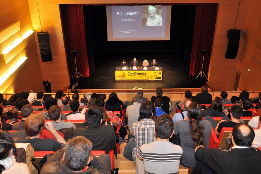 Momento de la conferencia de Sir Anthony James Leggett 