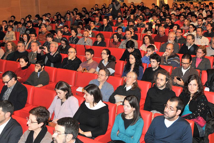 Público asistente á conferencia de Sir Anthony James Leggett 