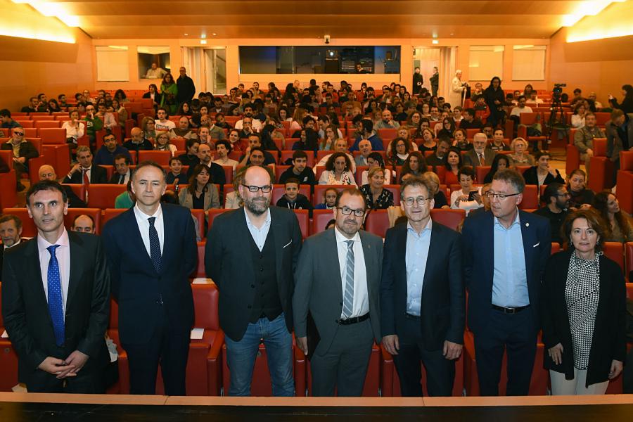 Autoridades e público da conferencia de Bernard L. Feringa