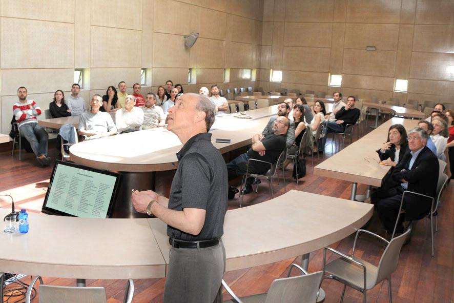 Roger David Kornberg durante a Xuntanza con investigadores