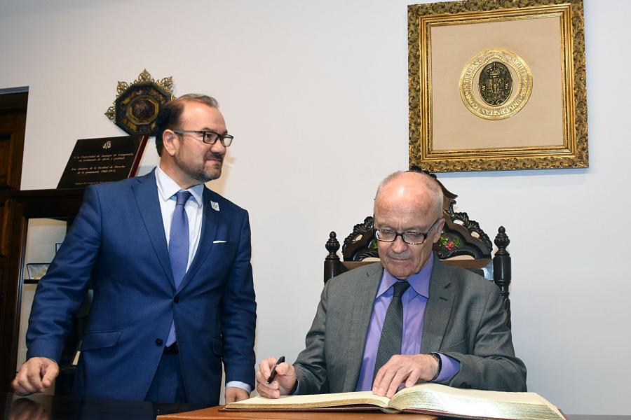 El rector, Antonio López, y Finn E. Kydland en la firma del libro de honor de la USC