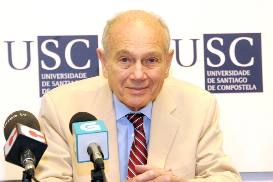 James Watson Cronin na rolda de prensa