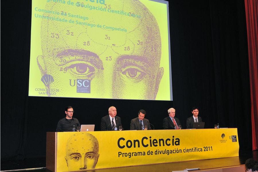 Mesa presidencial durante a conferencia de Sheldon Lee Glashow