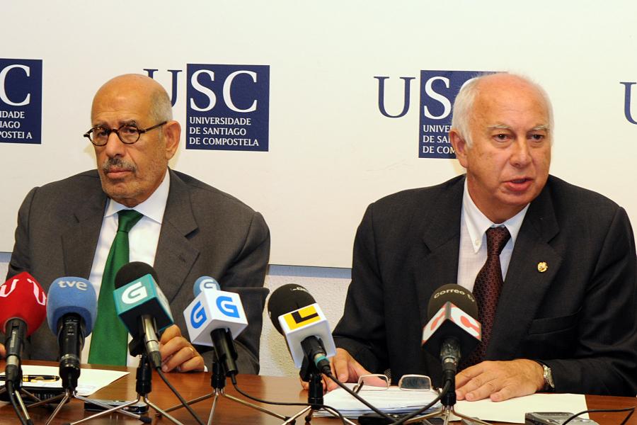 Mohamed ElBaradei y Juan Casares en la rueda de prensa