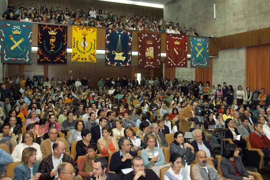 Aula Magna da Facultade de Medicina e Odontoloxía durante a conferencia de Torsten Nils Wiesel