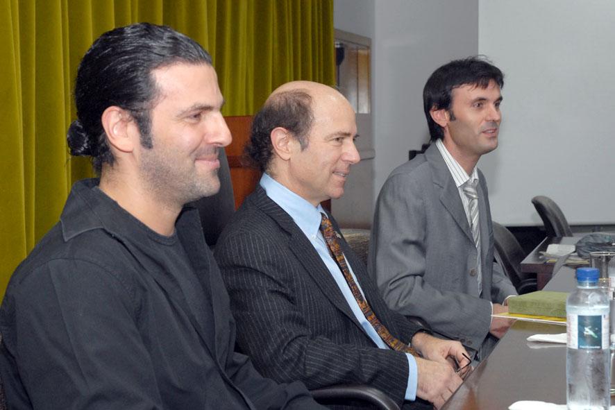 José Edelstein, Frank Wilczek y Jorge Mira en el encuentro con investigadores