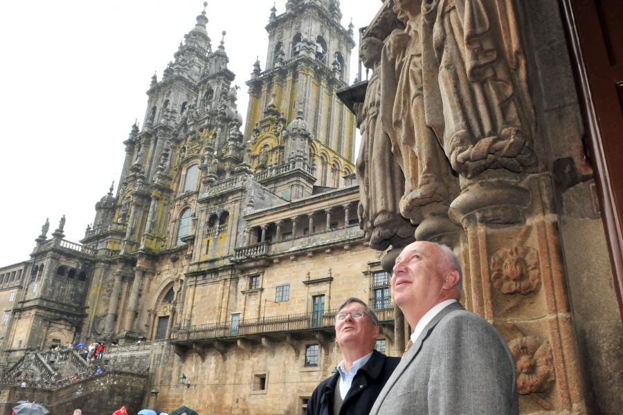 Sir Tim Hunt y el rector, Juan Casares, en la puerta del Colexio de San Xerome