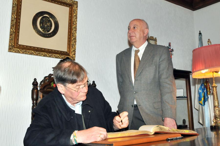 Sir Tim Hunt firmando en el libro de honor de la USC