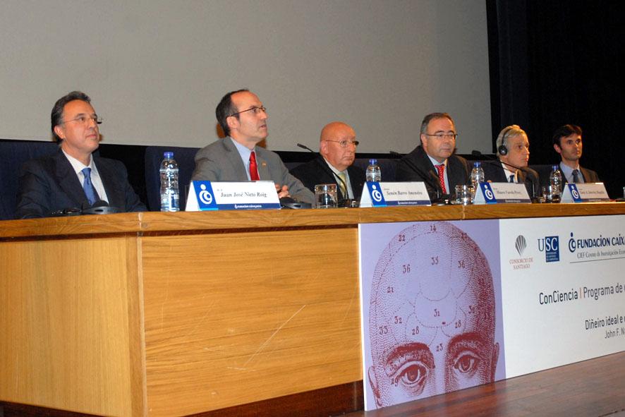 Mesa presidencial durante la conferencia de John F. Nash Jr.