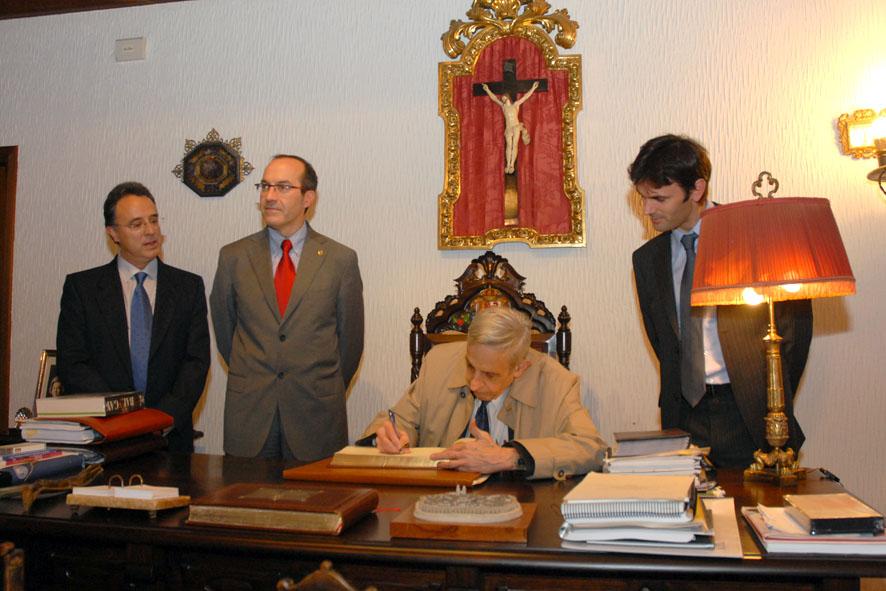 John F. Nash Jr. firmando en el libro de honor de la USC